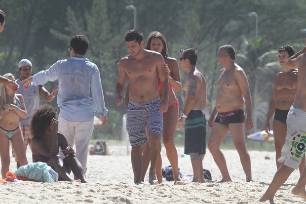 Bruna Marquezine grava na praia da Macumba, no Rio (Foto: Dilson Silva / Agnews)
