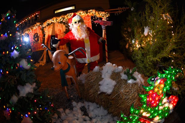 Casa assombrada colocou Papai Noel e duendes zumbis para assustar visitantes (Foto: Harrison McClary/Reuters)