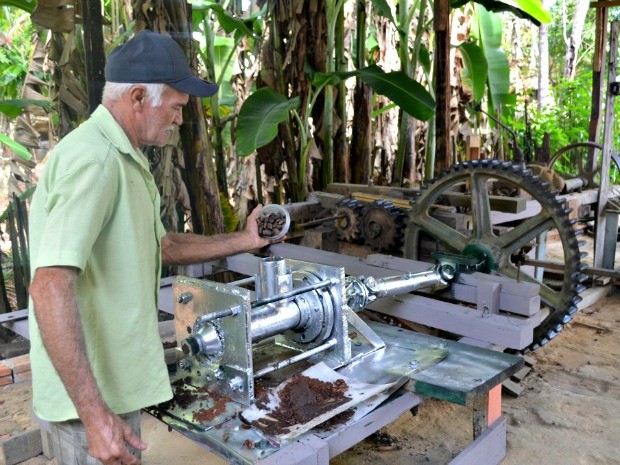 Manoel  criou engenhoca para retirada de óleo de frutas nativas do Acre  (Foto: Genival Moura/ G1)