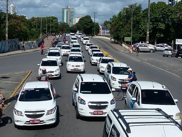 Taxistas fazem carreata contra o Uber no Recife e vão para a prefeitura (Foto: Marlon Costa/Pernambuco Press) Taxistas fazem carreata contra o Uber no Recife e vão para a prefeitura (Foto: Marlon Costa/Pernambuco Press)