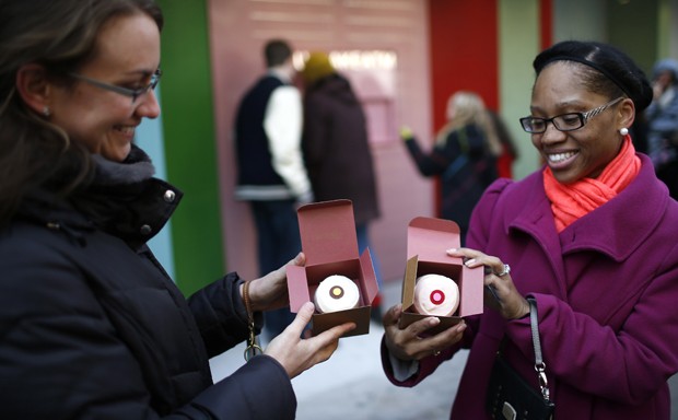 Consumidoras mostram os cupcakes comprados na máquina  (Foto: Reuters/Mike Segar)