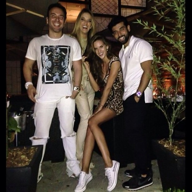 Ticiane Pinheiro, Matheus Massafera e Izabel Goulart com amigo em restaurante em São Paulo (Foto: Instagram/ Reprodução)