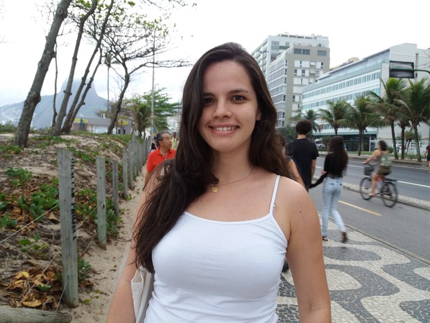 Mais educação e união: Beatriz Carvalho aprovou respeito dos cariocas com as longas filas (Foto: Cristiane Rodrigues/G1)