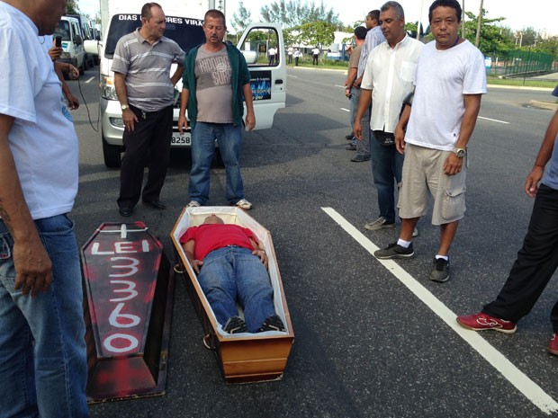 Motoristas simbolizam o sepultamento da lei 3360 (Foto: Renata Soares / G1)