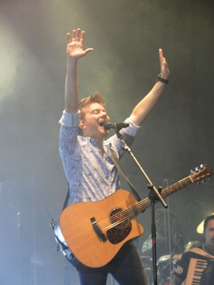 Sertajeno cantando em Guarujá, SP (Foto: Alexandre Lopes/G1)
