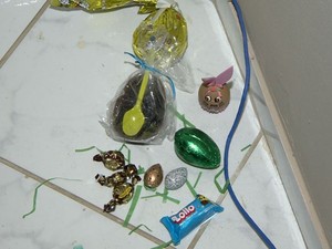 Crianças seguem as pegadas para encontrar ovos e chocolates (Foto: Reprodução/ TV Gazeta)