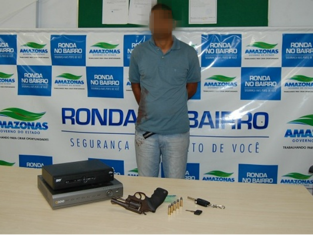 G1 Homem Que Dirigia Carro Roubado é Preso Com Revólver Em Manaus