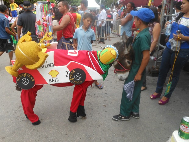 Jerico trajado de Ayrton Senna não levou o primeiro lugar, mas já desfilava com uma. (Foto: Cecília Morais/ G1)