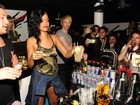 Após show, Rihanna dá uma de bartender em festa na Suécia