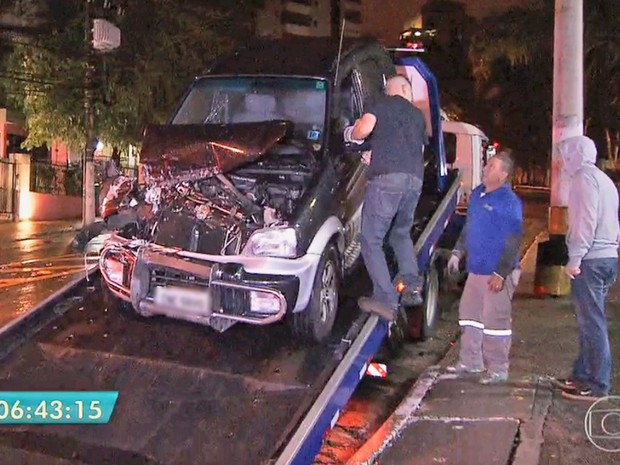 Segundo a polícia, menores roubaram carro e trocaram tiros durante perseguição (Foto: TV Globo/Reprodução)