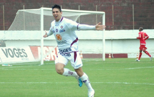 Rafael Santiago comemora o primeiro gol do jogo (Foto: Geremias Orlandi/S.E.R. Caxias)