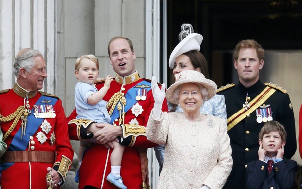 Ao lado de seus pais, o príncipe William e a duquesa de Cambridge, Kate Middleton, George acenou para os presentes e posou para fotos com a rainha e seu tio, o príncipe Harry. (Foto: Stefan Wermuth/Reuters)