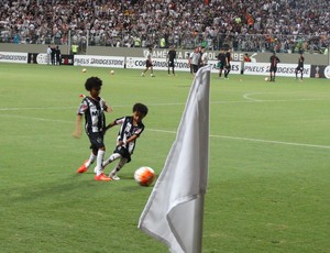 Filhos de Robinho jogam bola no Independência (Foto: Rafael Araújo)