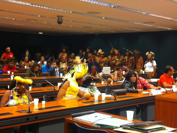 ìndios se acomodam na Câmara para assistir à audiência pública sobre demarcaçaõ de terras  (Foto: Lucas Salomão/ G1)