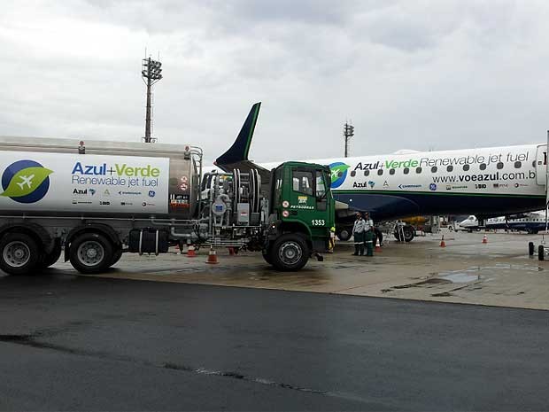 Avião da Azul Linhas Aéreas é abastecido com combustível à base de cana-de-açúcar em Campinas (Foto: Isabela Leite/G1 Campinas)