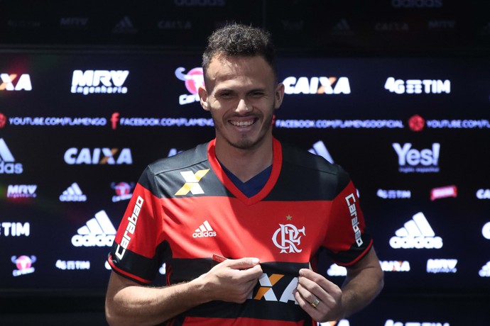 Renê é apresentado no Flamengo (Foto: Gilvan de Souza / Flamengo)