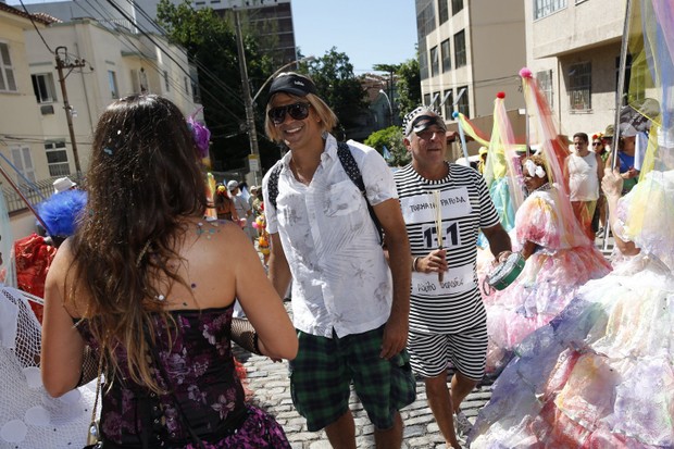 Eduardo Moscovis e fã, de roxo, no desfile do bloco Suvaco do Cristo (Foto: Felipe Panfili/AgNews)