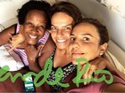 Ivete Sangalo reúne amigos na Bahia para torcer pela Grande Rio: 'Nota 10'