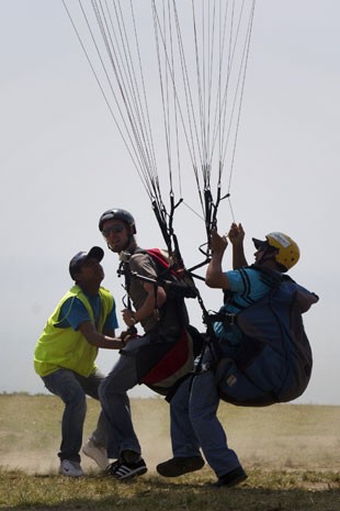 Turista se prepara para voar de parapente em Lima, Peru (Foto: AP Photo/Martin Mejia)