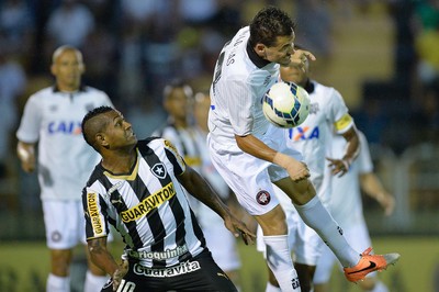 Paulinho Dias e Jobson, Botafogo x Atlético-pr (Foto: Pedro Martins / Agência Estado) Paulinho Dias e Jobson, Botafogo x Atlético-pr (Foto: Pedro Martins / Agência Estado)