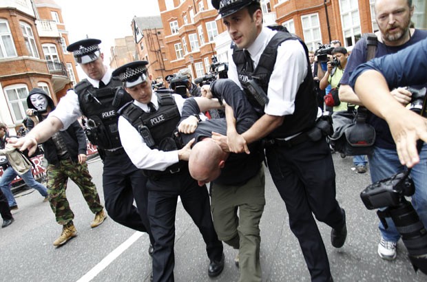 Polícia britânica detém manifestante pró-Assange nesta quinta-feira (16) em frente à embaixada equatoriana em Londres (Foto: AP)