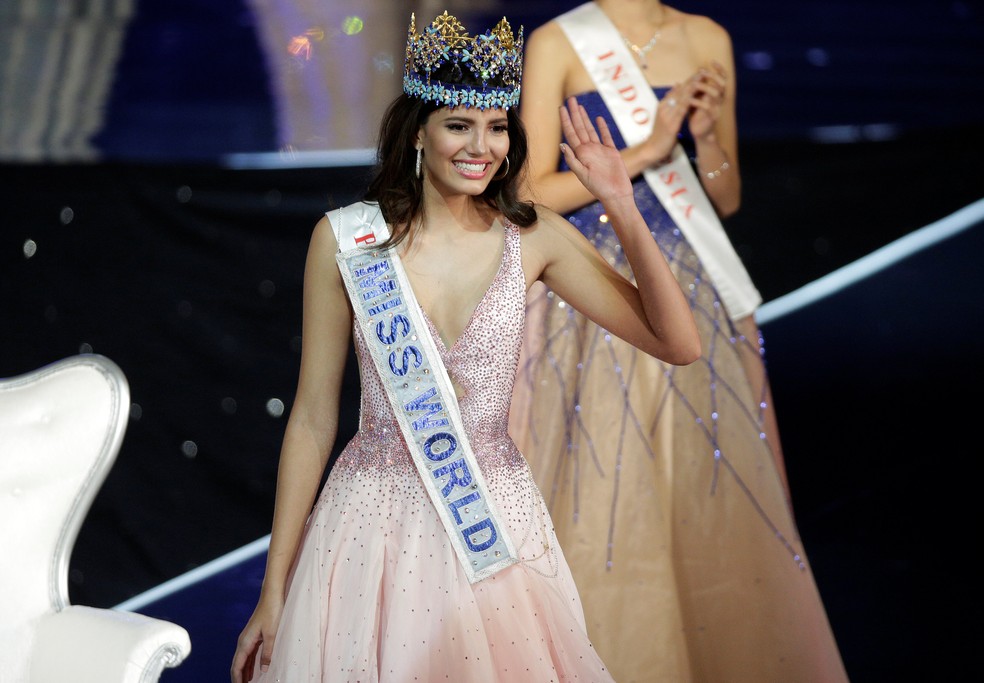 Stephanie del Valle desfila com a faixa e a coroa de Miss Mundo (Foto: Joshua Roberts/Reuters)