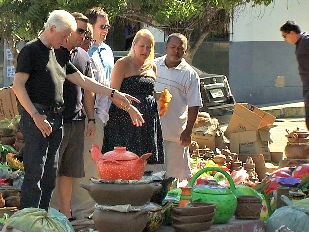Depois de palestra, Clinton passeou por Fortaleza e comprou artesanato no Bairro Mucuripe, área litorânea da capital  (Foto: TV Verdes Mares/Reprodução)