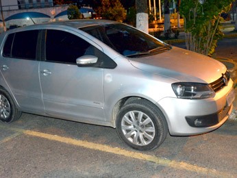 Suspeitos foram localizados em carro prata, onde havia também nota falsa (Foto: Divulgação / Polícia Federal)