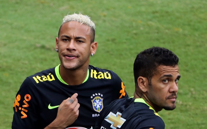 Neymar e Daniel Alves no treino da seleção brasileira em Manaus (Foto: Reuters/Paulo Whitaker)