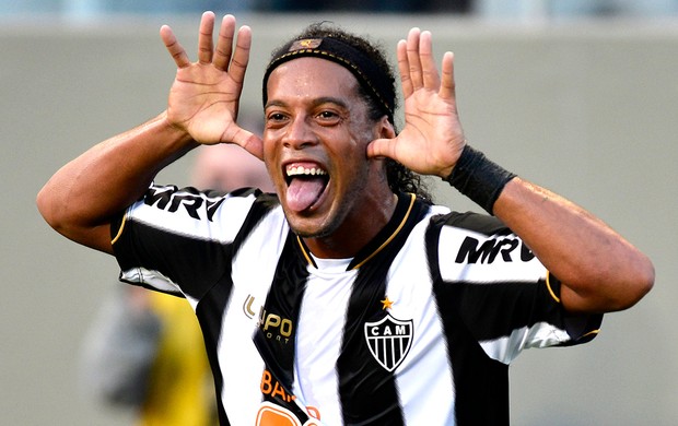 Ronaldinho Gaúcho gol Atlético-MG Tupi (Foto: Paulo Fonseca / Ag. Estado)