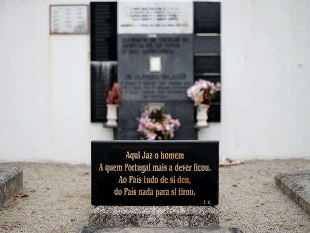 Placa colocada perto do túmulo do ex-ditador português Antônio Salazar no cemitério Vimieiro (Foto: Francisco Leong/AFP)