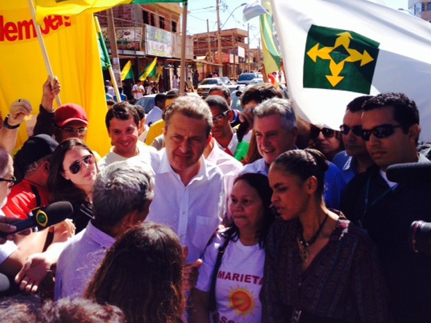 O candidato do PSB à Presidência da República, Eduardo Campos, acompanhado de Marina Silva no Sol Nascente (DF) (Foto: Filipe Matoso/G1)