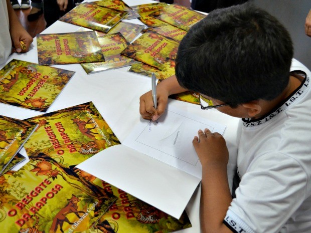 Igor pensa em fazer outros livros, inclusive uma continuidade do primeiro (Foto: Vanísia Nery/ G1)