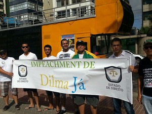 Movimento 'Estado de Direito' pede impeachment da presidente Dilma em ato no Recife (Foto: Katherine Coutinho / G1)