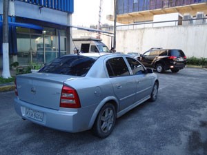 Irmão de Mução chega à sede da PF em carro cinza (Foto: Luna Markman / G1)