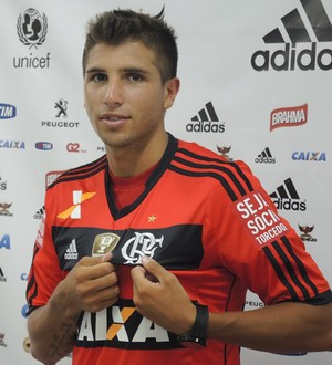 Lucas Mugni apresentação Flamengo (Foto: Cahê Mota)