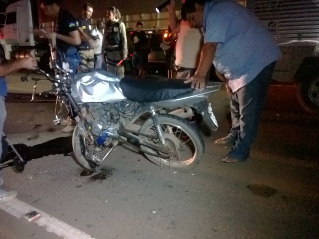 G1 Motociclista morre após bater em carreta na BR 364 em Ariquemes