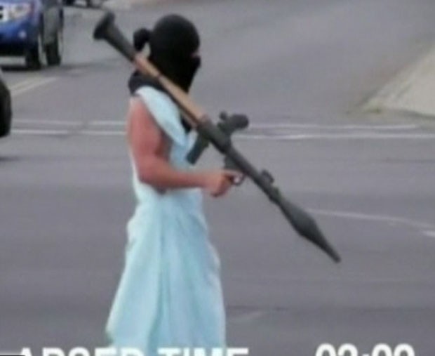 Vídeo mostra adolescente com lançador de granadas falso. (Foto: Reprodução)