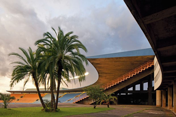 Estádio Serra Dourada, por Paulo Mendes da Rocha (Foto: Leonardo Finotti)