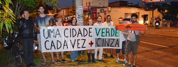 Manifestantes pedem equilíbrio nas obras de mobilidade da Prefeitura de João Pessoa (Foto: André Resende/G1)