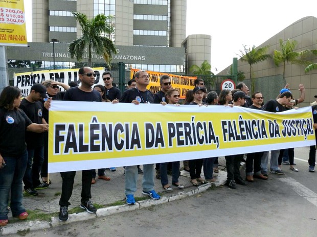 Peritos fizeram manifestação nesta quinta-feira (5), para cobrar melhoras no IML e para categoria (Foto: Adneison Severiano/G1 AM)