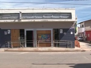 Após explosão há 2 meses, Banco do Brasil ainda não reabriu na cidade de São Desidério, oeste da Bahia (Foto: Reprodução/TV Oeste)