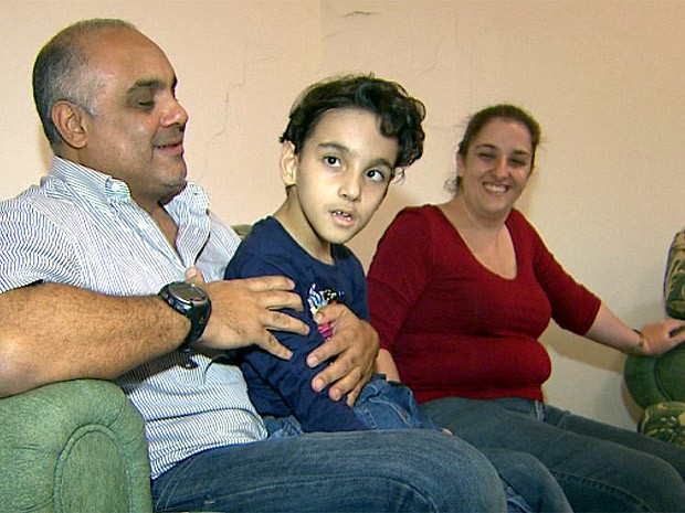 Família de Ribeirão Preto ganhou bota criada por advogado de Belo Horizonte (Foto: Carlos Trinca / EPTV)