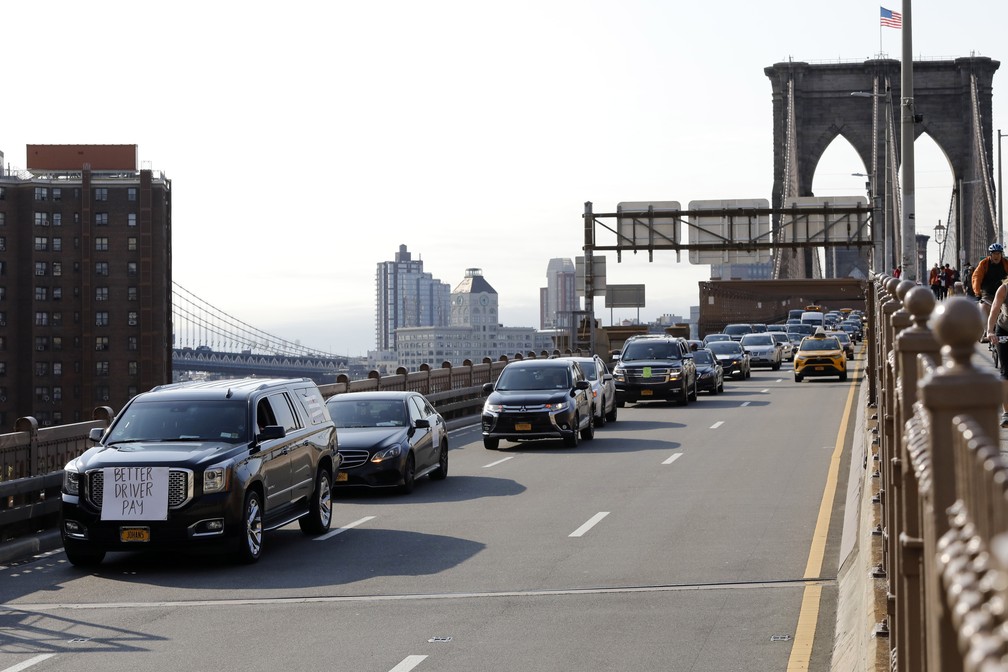 Motoristas de Uber e Lyft fazem caravana com 25 carros na Ponte do Brooklyn, nesta quarta-feira (8), em Nova York — Foto: Mark Lennihan/AP