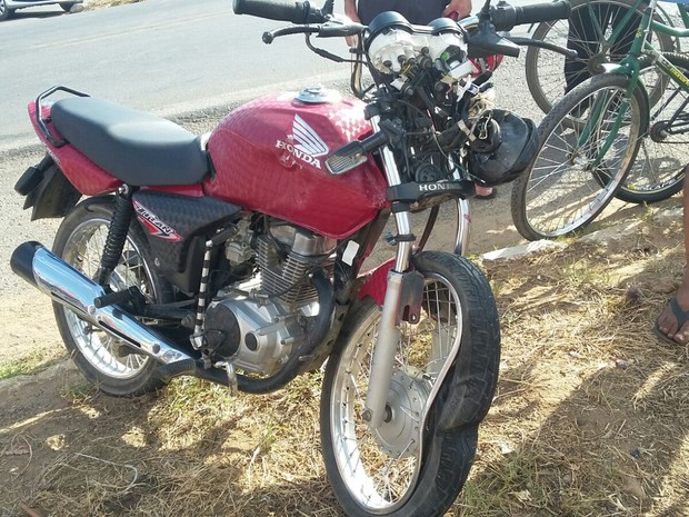 Vítima estava dirigindo a moto quando o acidente ocorreu (Foto: Divulgação/Polícia Rodoviária Federal)