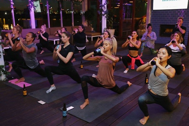 XXX on July 11, 2017 in Melbourne, Australia. Beer Yoga incorporates drinking a beer while going through traditional yoga poses. (Foto: Getty Images)