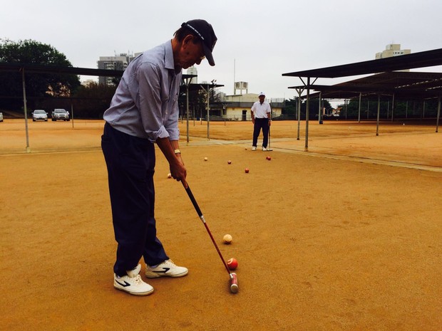 Presidente e vice-presidente da União dos Clubes de Gateball do Brasil praticam esporte no estádio na Subprefeitura do Jabaquara (Foto: Cíntia Acayaba/G1)