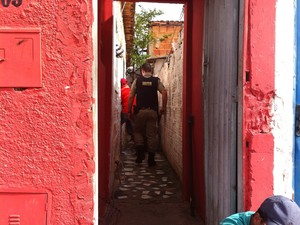 Polícia invade casa onde estava havendo a 