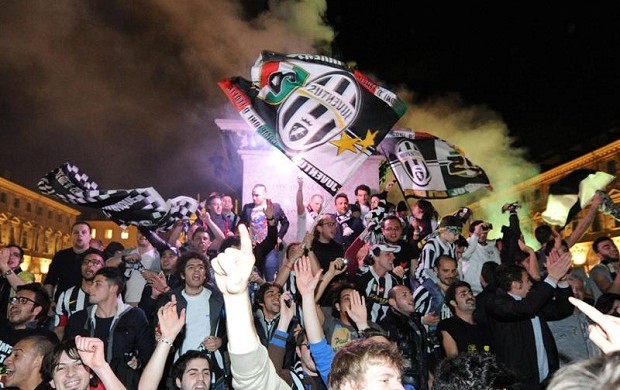 Torcida do Juventus festeja título na Praça de São Carlos, em Turim (Foto: EFE)