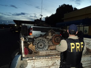 Caminhonete desmontada foi roubada em Sete Lagoas (Foto: Polícia Rodoviária Federal)
